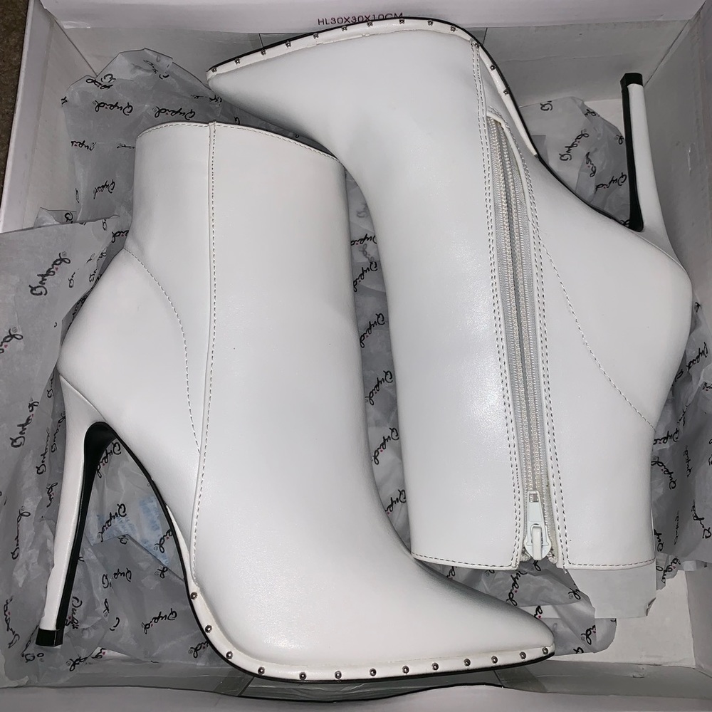 NWOT white stiletto boots from DSW by Qupid!
